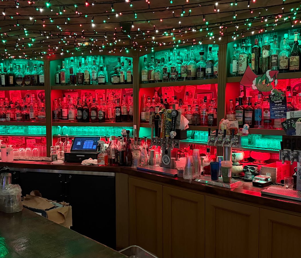 Live DJs on Friday and Saturday 2